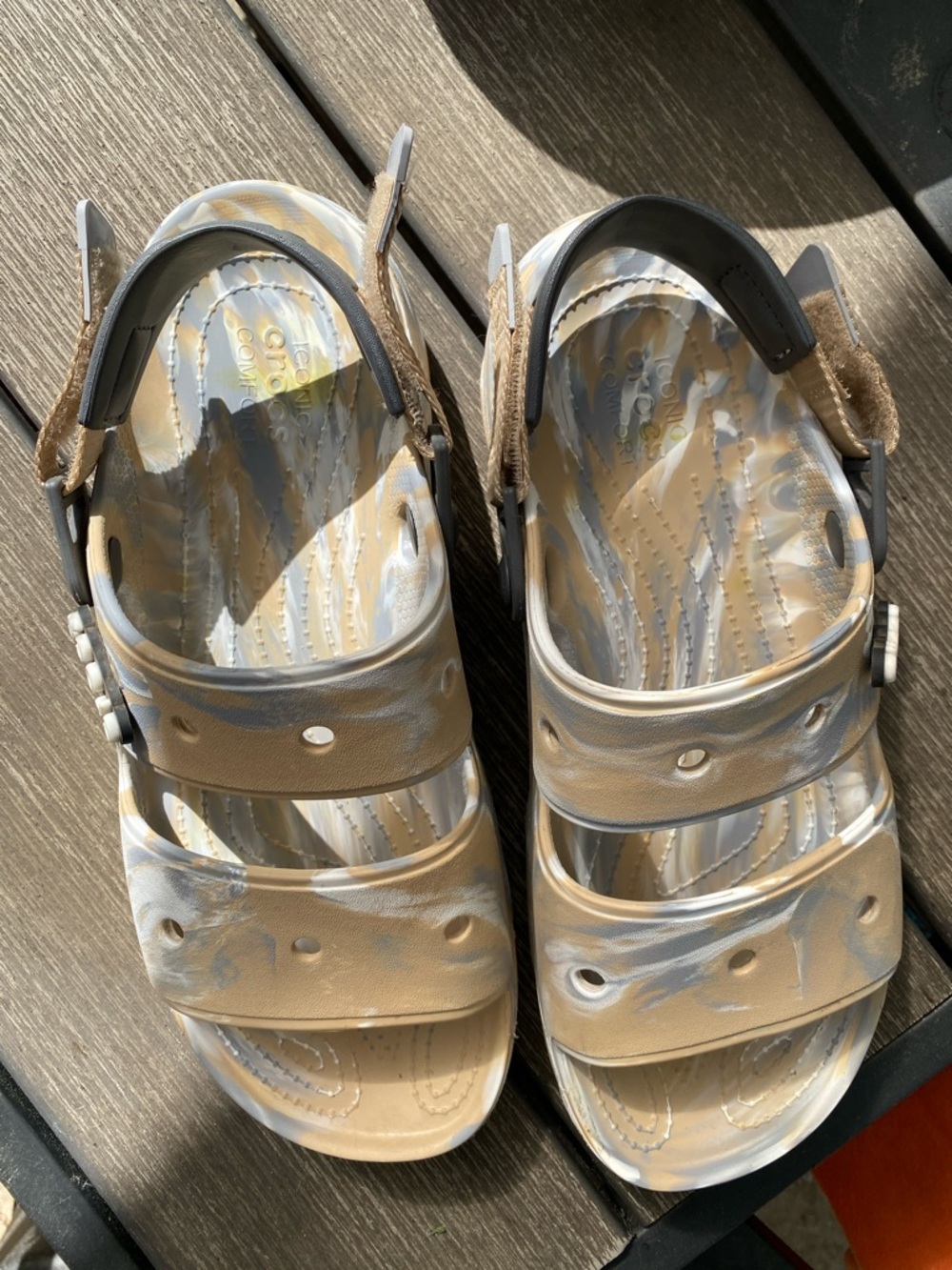 CROCS Men's Beige and White Camo Classic Sandals Size 11 - Picture 4 of 9